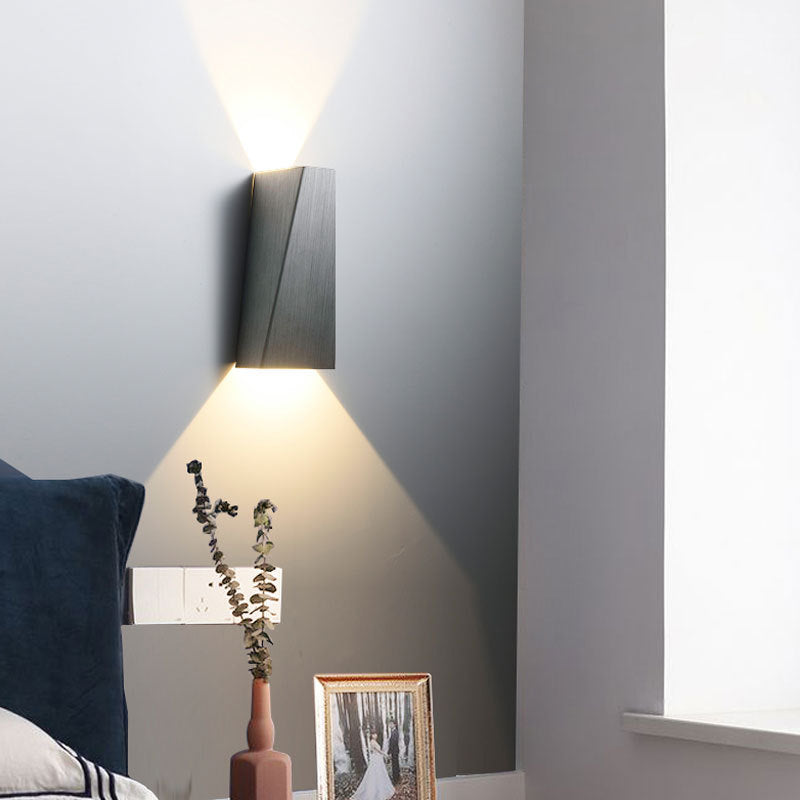 Moderne minimalistische geometrische LED-Wandleuchte aus gebürstetem Aluminium