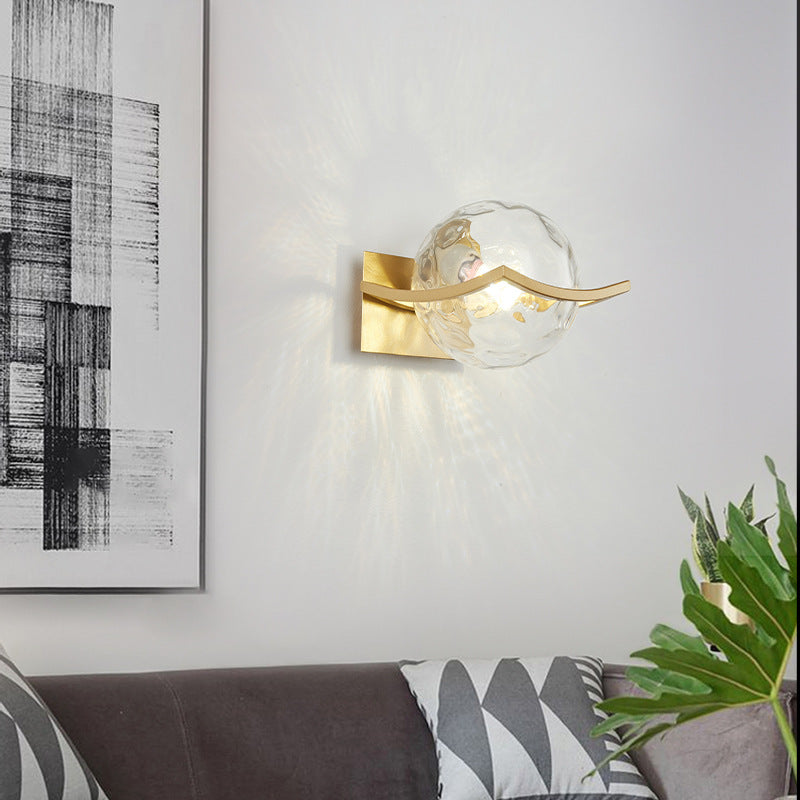 Lampe murale minimaliste moderne à 1 lumière avec cadre en fer et orbe en verre 