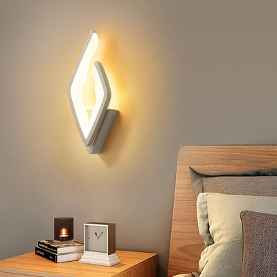 Moderne LED-Wandleuchte mit kreativem Flammendesign aus Acryl 