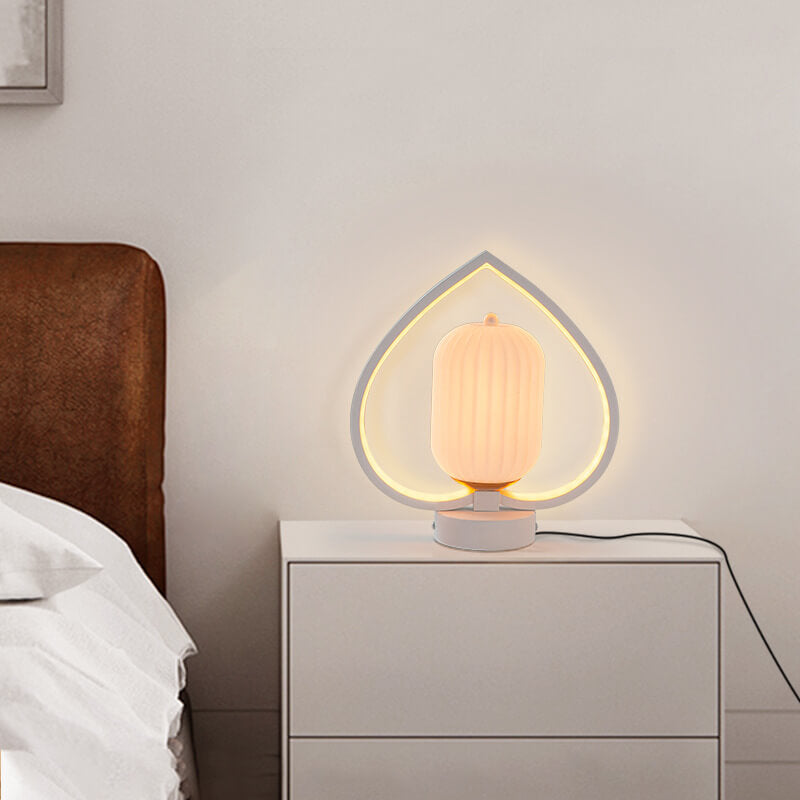 Lampe de table LED créative et intelligente en forme de cœur RVB pour soins oculaires 
