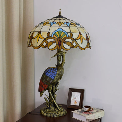 Europäische Retro Light Luxury Tiffany Female Crane Buntglas 3-Licht-Tischlampe 