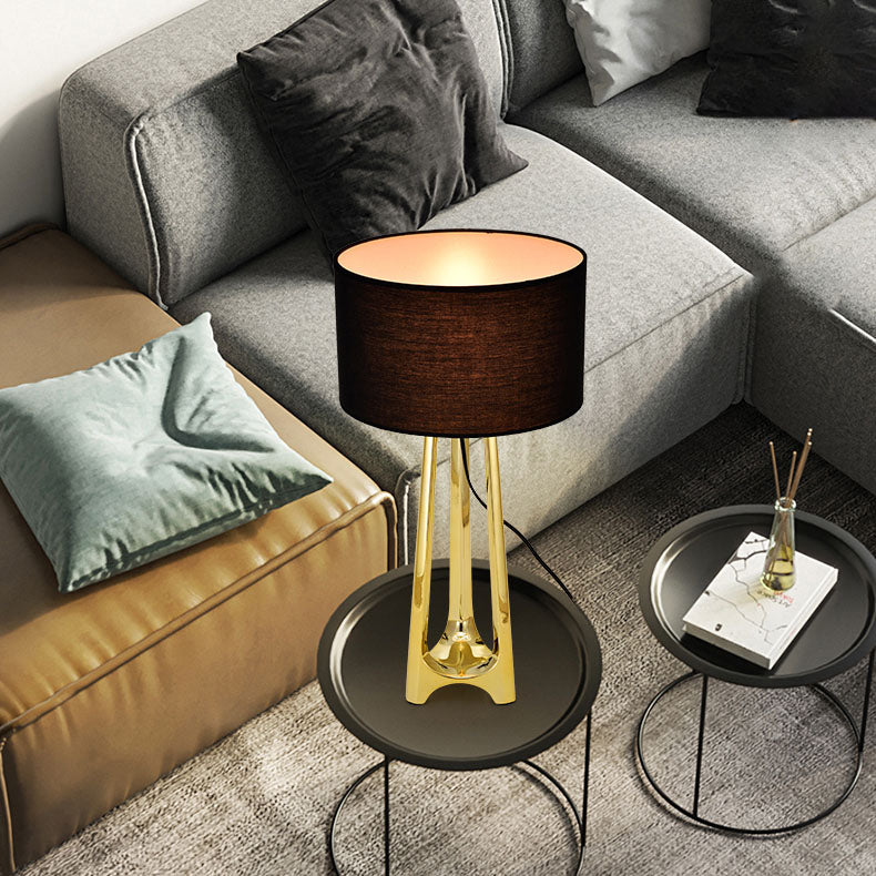 Lampe de table moderne à 1 lumière avec abat-jour en tissu et base en résine pour chambre à coucher 