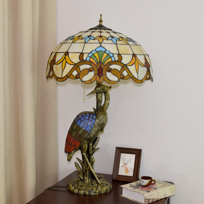 Europäische Retro Light Luxury Tiffany Female Crane Buntglas 3-Licht-Tischlampe 