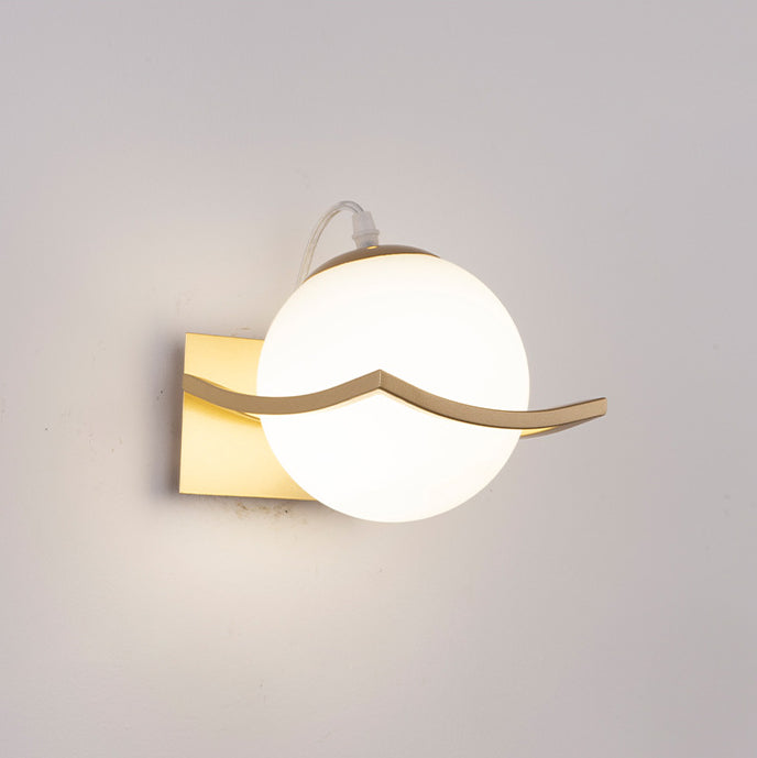 Lampe murale minimaliste moderne à 1 lumière avec cadre en fer et orbe en verre 