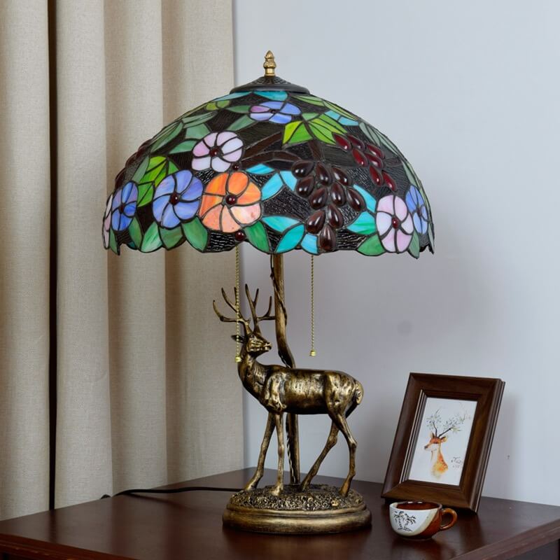 Tiffany-Tischlampe mit Elchsockel und Buntglas, zweiflammig 