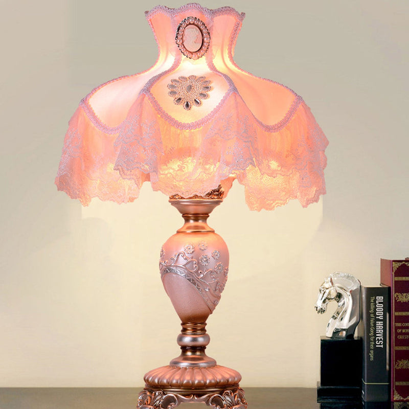 Rustikale 1-flammige Tischlampe aus Kunstharz im europäischen Stil
