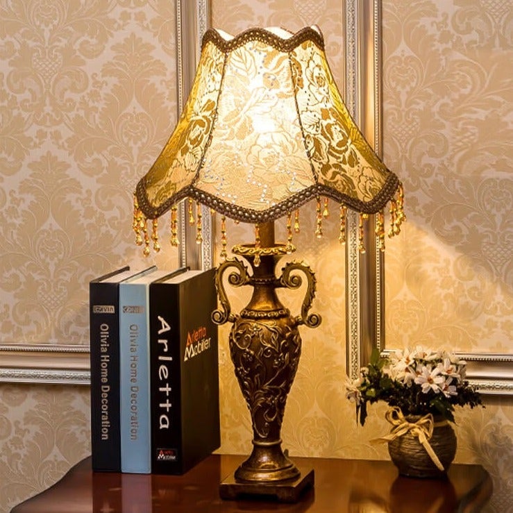 Antike 1-flammige Tischlampe aus europäischem Vintage-Stoff 