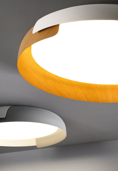 Minimalistische LED-Deckenleuchte mit runder Schale und Holzmaserung 