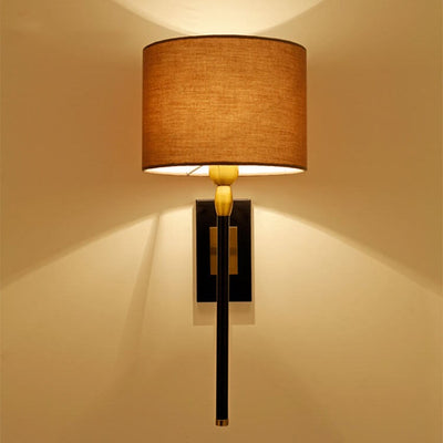 Moderne, minimalistische Wandleuchte mit Zylinderschirm aus Kaffeestoff, 1 Licht 