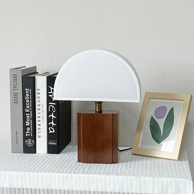 Lampe de table à 1 lumière avec base en bois et tissu demi-cercle vintage 
