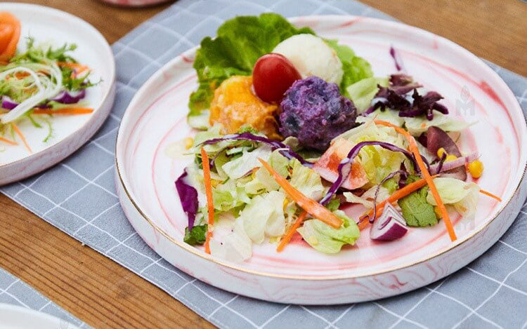 Nordischer farbenfroher Salat- und Dessertteller aus Porzellan