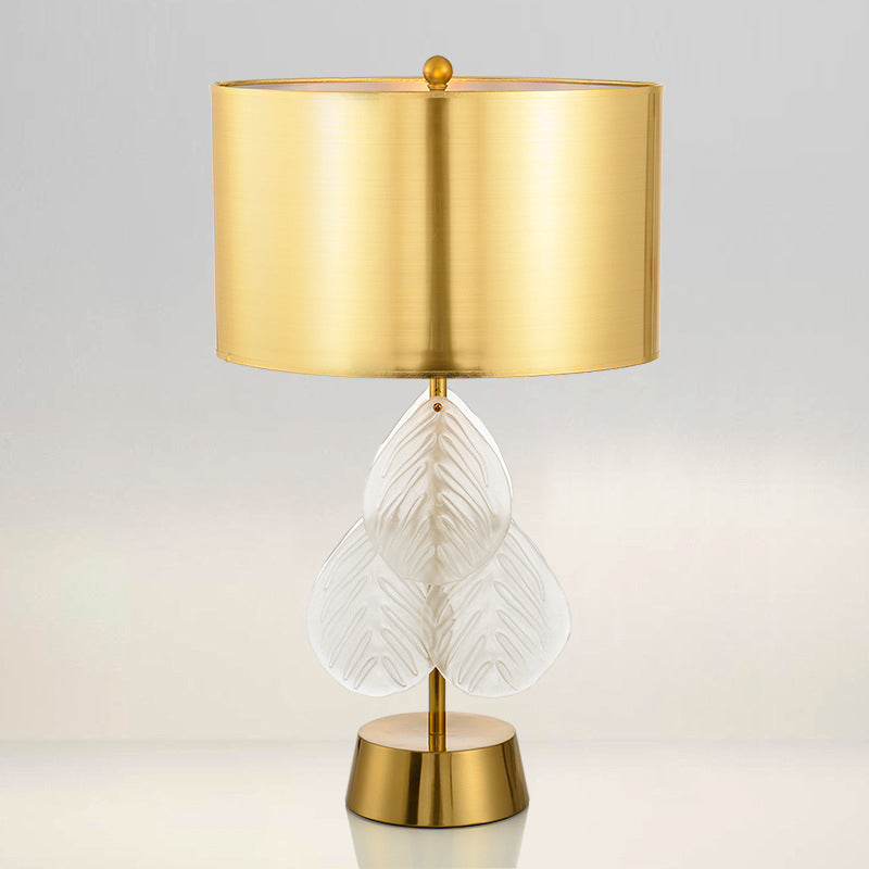 Minimalistische 1-flammige Tischlampe mit goldenem Stoffschirm und Glasblattfuß 
