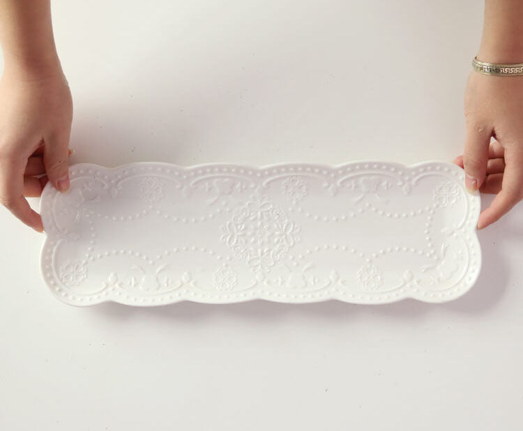 Geprägter langer Dessertteller aus weißem Porzellan im japanischen Stil